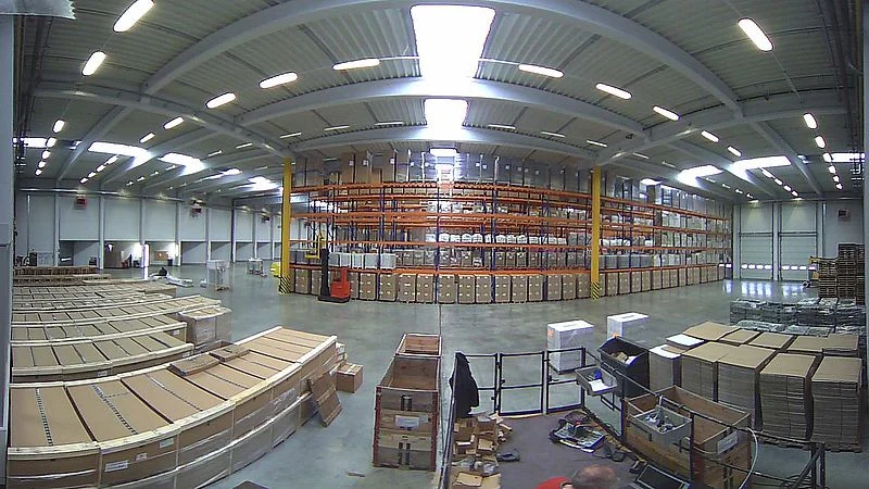 Weitwinkelaufnahme eines Logistikzentrums aus einer bestehenden Videoüberwachungsanlage
