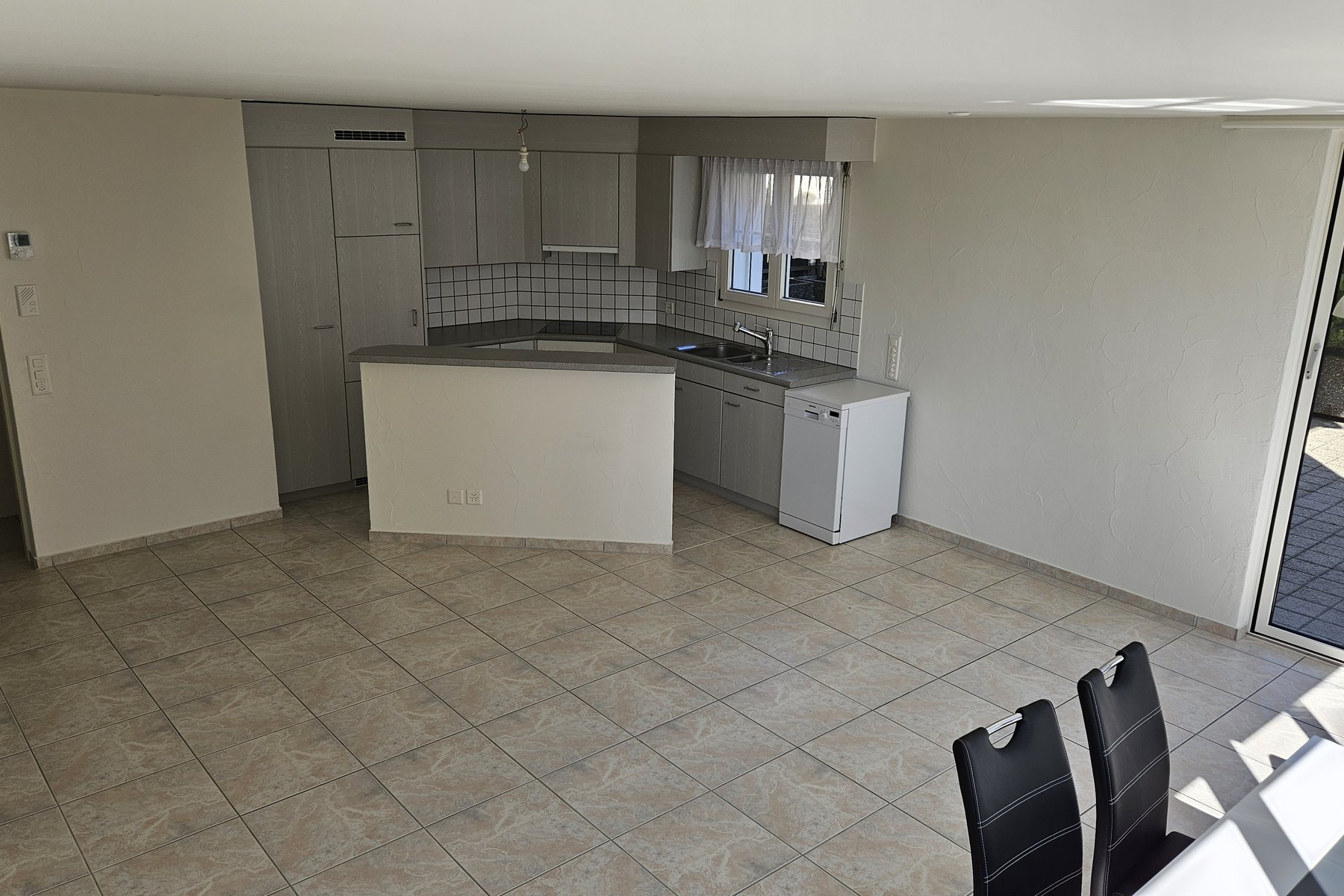 Heller Wohn- und Küchenbereich der Wohnung in Menzingen